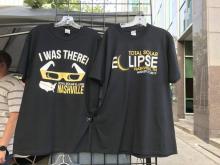 T-shirts en vente pour "Grande éclipse américaine" à Nashville, (Tennessee), le 19 août 2017