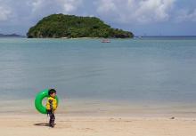 Un enfant sur une plage de Hagatna, capitale de l'île de Guam dans l'océan Pacifique, le 14 juillet 