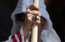 Un membre du Ku Klux Klan lors d'un rassemblement à Charlottesville, en Virginie, le 8 juillet 2017