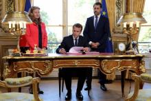 Le président Emmanuel Macron, entouré par la ministre de la Justice Nicole Belloubet et le porte-par