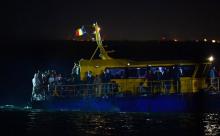 Un navette transportant des migrants entre dans le port de Midia en Roumanie sur la côte de la mer N