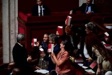 Des députés de la France insoumise brandissent le code du travail à l'Assemblée nationale à Paris, l