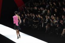 Un mannequin présente une création de la maison de mode Giorgio Armani lors de la Fashin Week de Mil