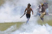 Des Indiens brésiliens affrontent la police lors de leur marche annuelle en faveur de leurs droits à