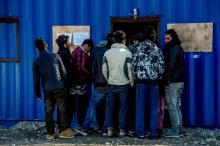Distribution de repas aux migrants hébergés dans un camp de Grande-Synthe, dans le nord de la France