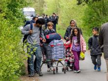 Des migrants marchent aux abords du camp de Grande-Synthe, dans le nord de la France, le 14 avril 20