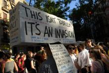 Des manifestants brandissent une pancarte "Ce n'est pas du tourisme, c'est une invasion", le 10 juin