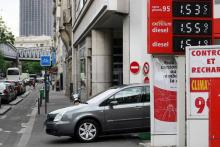 Une voiture quitte une station-service à Paris. Le gouvernement veut augmenter la fiscalité du diese