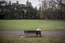 Près d'une personne de plus de 60 ans sur dix se sent seule "tous les jours ou souvent"