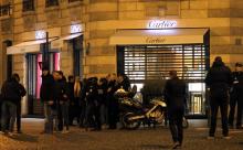 Des policiers devant une boutique Cartier près des Champs-Elysées à Paris, le 25 novembre 2014