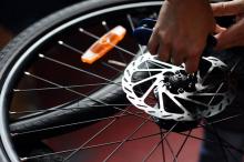 La prime pour l'achat d'un vélo électrique sera supprimée en 2018, a annoncé le ministre des Comptes