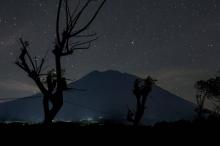 Le mont Agung, qui menace d'entrer en éruption à Bali