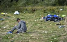 Des migrants se reposent près du port de Calais, dans le nord de la France, le 16 août 2017