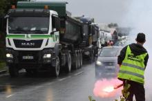 Des routiers bloquent la circulation près d'une raffinerie, le 25 septembre 2017 à Vern-sur-Seiche, 