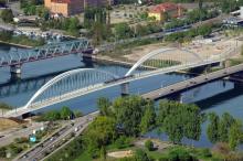 Une photo en vue aérienne prise le 24 avril 2017 à Strasbourg, du nouveau pont sur le Rhin, sur lequ