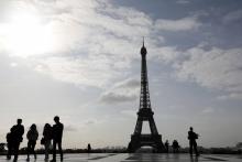 La tour Eiffel à Paris, surveillée par un soldat de l'opération militaire Sentinelle, le 6 septembre