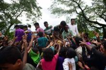 Des réfugiés rohingyas tendent la main pour obtenir de la nourriture, le 14 septembre 2017 à Ukhia, 