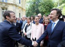 Le président Emmanuel Macron et Stephane Bern (d) à Paris, le 15 juin 2017