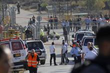Des forces de sécurité israéliennes et des équipes de secours sur la scène de l'attaque à l'entrée d