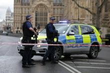 Des policiers devant le Parlement britannique.