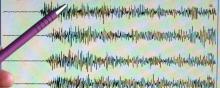 Un sismographe enregistre un tremblement de terre.