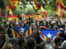 Des étudiants espagnols rassemblés devant l'Université de Barcelone manifestent pour la tenue d'un r