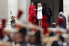 Les Premières dames Melania Trump et Brigitte Macron discutent alors que les présidents Emmanuel Mac