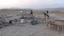 Des Afghans sur le site visé par des frappes aériennes américaines dans le village de Dasht-e-Bari d