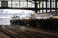 Des personnes sur un quai de la Gare Saint-Lazare à Paris lors d'une grève à la SNCF, le 9 mars 2016