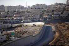Le Mur de séparation israélien, qui sépare Jérusalem de la ville de Hizma (G) en Cisjordanie occupée