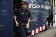 Un membre des Mossos d'Esquadra déployés près du Parlement catalan, le 10 octobre 2017 à Barcelone