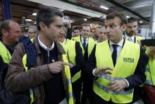 Emmanuel Macron (c), candidat à la présidentielle, s'adresse aux salariés de Whirlpool, le 26 avril 