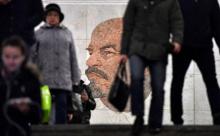 Une mosaïque représentant Vladimir Lénine, créée par l'artiste Grigory Opryshko, dans une station de