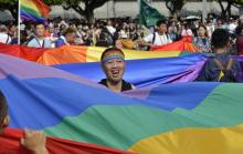 Des manifestants pour les droits des homosexuels paradent le 28 octobre 2017 à Taipei dans l'attente