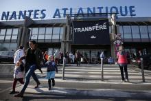 Des défenseurs du projet d'aéroport de Notre-Dame-des-Landes manifestent devant celui de Nantes-Atla
