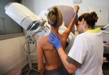 Une femme passe une mammographie à l'Institut Paoli-Calmette à Marseille, le 9 octobre 2017