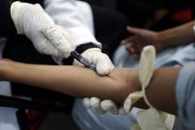 Un enfant potentiellement atteint par le choléra subit une prise de sang à Sanaa, le 15 mai 2017