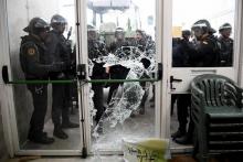 Des policiers anti-émeutes forcent l'entrée du bureau où doit voter le président indépendantiste de 