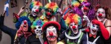Un groupe de personnes déguisées en clowns tueurs.