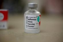 Une bouteille d'un vaccin contre la grippe saisonnière dans une pharmacie de Fort Lauderdale, en Flo