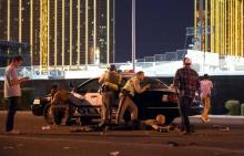 La police de Las Vegas dans une rue le 1er octobre 2017 après des tirs lors d'un concert