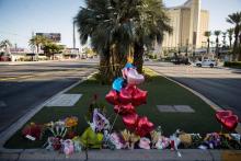 Des messages, des fleurs et des bougies en mémoire aux victimes de la fusillade de Las Vegas, le 3 o