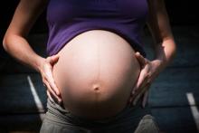 Le report des naissances vers un âge maternel plus avancé est considéré comme une évolution défavora