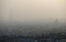 Une épaisse brume de pollution recouvre Paris le 11 mars 2014
