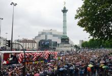 Des milliers de manifestants LGBT rassemblés place de la Bastille, à Paris, pour la traditionnelle M
