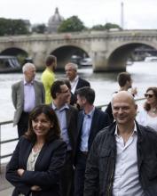 Anne Hidalgo et son adjoint Mao Péninou sur les quais de Seine à Paris le 20 juillet 2015