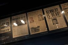 Des Unes de journaux sur l'assassinat du président John F. Kennedy, exposées au Newseum à Washington