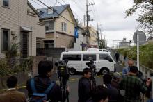 Les médias à proximité de l'appartement dans la banlieue de Tokyo où ont été découverts neuf corps m
