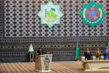 Le président turkmène Gourbangouly Berdymoukhamedov devant le Conseil des Anciens le 9 octobre 2017