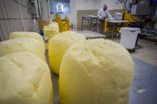 Emballage du beurre à l'usine coopérative d'Isigny-Sainte-Mère à Isigny-sur-Mer (Calvados), le 4 avr